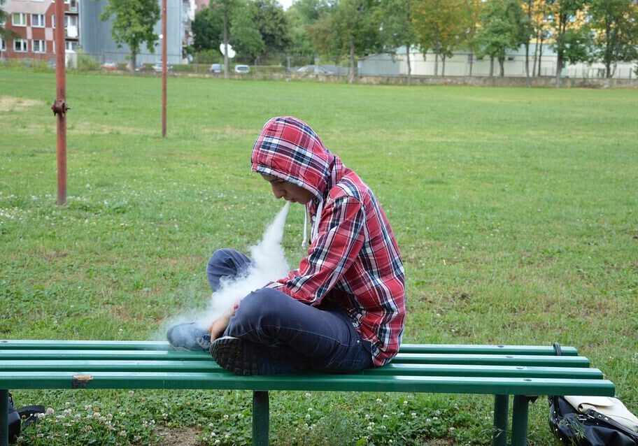vaping-man-981667_960_720